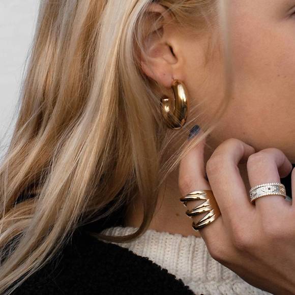 NEW MARLYN SCHIFF c shaped hoops earrings in gold - Picture 2 of 3